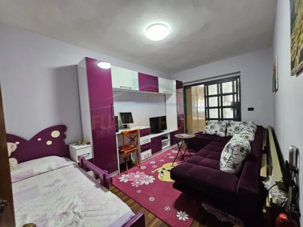 Tirane, jepet me qera apartament 4+1+Ballkon Kati 5, 120 m² 900 € (Rruga Mine Peza)