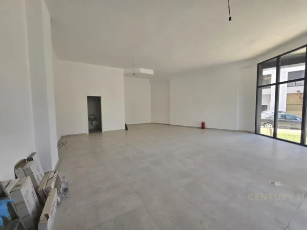 Tirane, jepet me qera ambjent biznesi Kati 0, 900 € (Bulevardi i Ri)