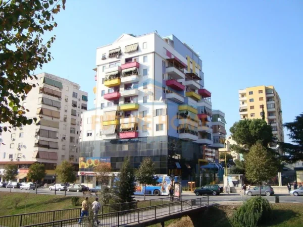 Tirane, shitet ambjent biznesi Kati 0, 104 m² 490.000 € (Bulevardi Zhan D'ark , prane ministrise se jashtme)