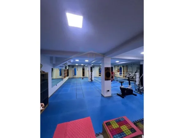 Tirane, jepet me qera ambjent biznesi Kati 0, 156 m² 800 € (Rruga Hoxha Tahsim)