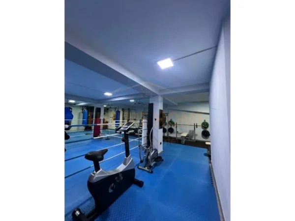 Tirane, jepet me qera ambjent biznesi Kati 0, 156 m² 800 € (Rruga Hoxha Tahsim)