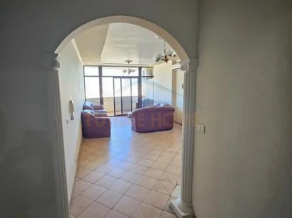 Tirane, jepet me qera apartament 1+1 , 80 m² 500 € (Ish parku i autobusave)