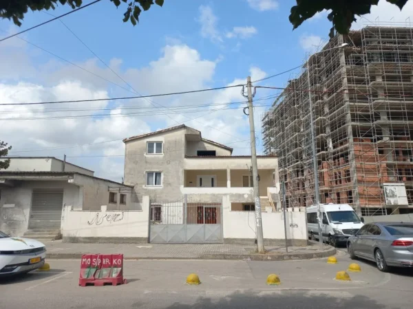 Tirane,Qera Ambjent-Biznesi, ideale për klinik medikale, dentare, sallon parukeri, magazin, kopsht fëmijësh etj ,kat 0, sip.190m², qera 1'000€/muaj, përfshir 15% tatim burim, në rr.K.Ylli, tek Çerdhja Nr.42, 70m nga rr.Aleksandër Moisiu/Kinostudio, dhe 200m nga TV Clan/rrethi-Porcelanit / Freskut, T