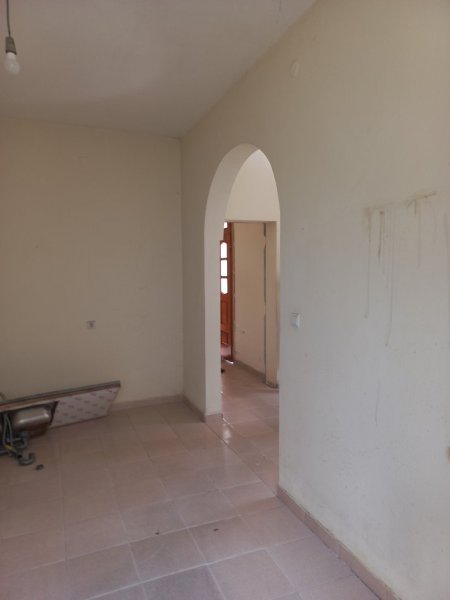 Tirane, Qera Ambjent-Biznesi, ideale për klinik medikale, dentare, sallon parukeri, magazin,etj ,kat 0, sip.190m², qera 1'200€/muaj, përfshir 15% tatim burim, në rr.Kahreman Ylli, tek Çerdhja Nr.42, 70m nga rr.Aleksandër Moisiu/Kinostudio, dhe 200m nga TV Clan/rrethe rrotullimi/Porcelanit/Freskut, T