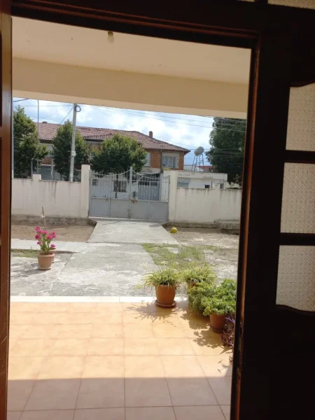 Tirane,Qera Ambjent-Biznesi, ideale për klinik medikale, dentare, sallon parukeri, magazin, kopsht fëmijësh etj ,kat 0, sip.190m², qera 1'000€/muaj, përfshir 15% tatim burim, në rr.K.Ylli, tek Çerdhja Nr.42, 70m nga rr.Aleksandër Moisiu/Kinostudio, dhe 200m nga TV Clan/rrethi-Porcelanit / Freskut, T