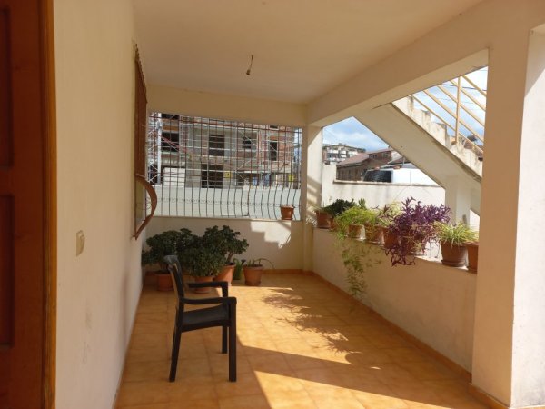 Tirane, Qera Ambjent-Biznesi, ideale për klinik medikale, dentare, sallon parukeri, magazin,etj ,kat 0, sip.190m², qera 1'200€/muaj, përfshir 15% tatim burim, në rr.Kahreman Ylli, tek Çerdhja Nr.42, 70m nga rr.Aleksandër Moisiu/Kinostudio, dhe 200m nga TV Clan/rrethe rrotullimi/Porcelanit/Freskut, T