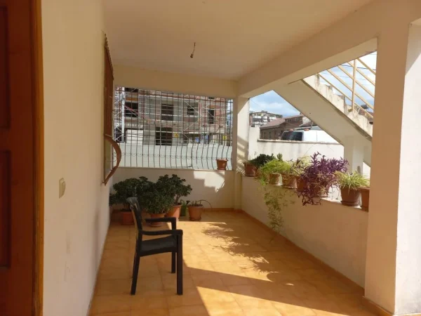 Tirane,Qera Ambjent-Biznesi, ideale për klinik medikale, dentare, sallon parukeri, magazin, kopsht fëmijësh etj ,kat 0, sip.190m², qera 1'000€/muaj, përfshir 15% tatim burim, në rr.K.Ylli, tek Çerdhja Nr.42, 70m nga rr.Aleksandër Moisiu/Kinostudio, dhe 200m nga TV Clan/rrethi-Porcelanit / Freskut, T