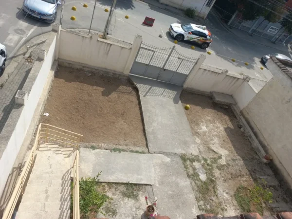Tirane,Qera Ambjent-Biznesi, ideale për klinik medikale, dentare, sallon parukeri, magazin, kopsht fëmijësh etj ,kat 0, sip.190m², qera 1'000€/muaj, përfshir 15% tatim burim, në rr.K.Ylli, tek Çerdhja Nr.42, 70m nga rr.Aleksandër Moisiu/Kinostudio, dhe 200m nga TV Clan/rrethi-Porcelanit / Freskut, T