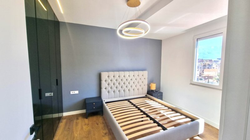 Tirane, jepet me qera apartament 1+1+Ballkon Kati 6, 60 m² 600 € (Rruga e Dibrrs)