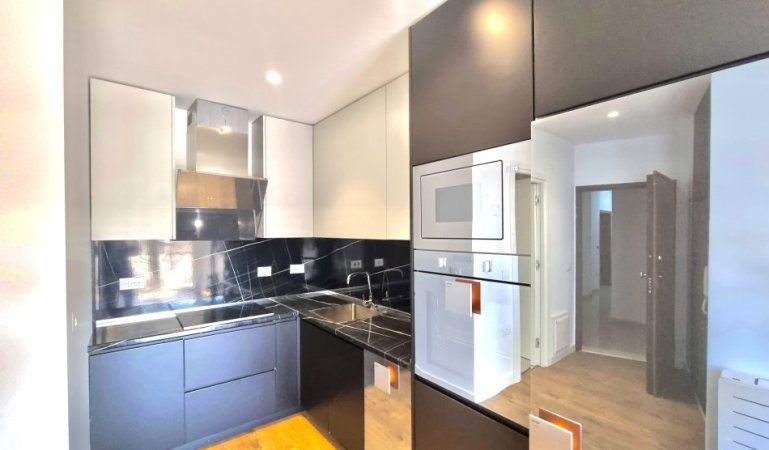 Tirane, jepet me qera apartament 1+1+Ballkon Kati 6, 60 m² 600 € (Rruga e Dibrrs)