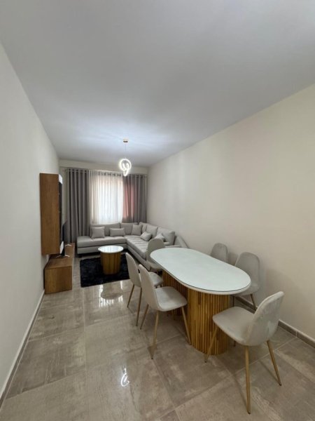 Tirane, jepet me qera apartament 2+1+Ballkon Kati 5, 92 m² 600 € (Yzberisht, Kompleksi Grand Gallery)