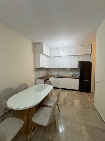 Tirane, jepet me qera apartament 2+1+Ballkon Kati 5, 92 m² 600 € (Yzberisht, Kompleksi Grand Gallery)