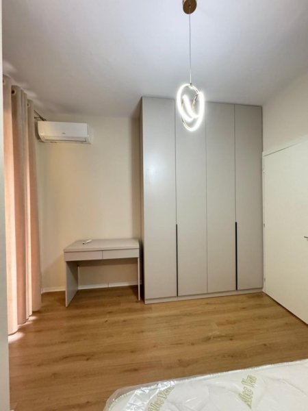Tirane, jepet me qera apartament 2+1+Ballkon Kati 5, 92 m² 600 € (Yzberisht, Kompleksi Grand Gallery)