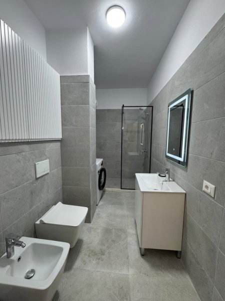 Tirane, jepet me qera apartament 2+1+Ballkon Kati 5, 92 m² 600 € (Yzberisht, Kompleksi Grand Gallery)