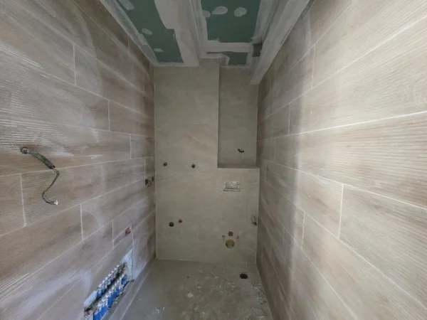 Tirane, shitet apartament 2+1+Ballkon , 272.000 € (9 kateshet)