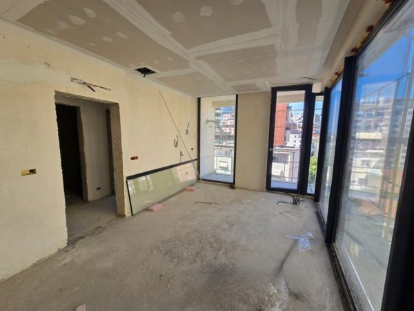 Tirane, shitet apartament 2+1+Ballkon , 272.000 € (9 kateshet)
