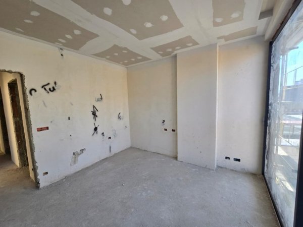 Tirane, shitet apartament 2+1+Ballkon , 272.000 € (9 kateshet)