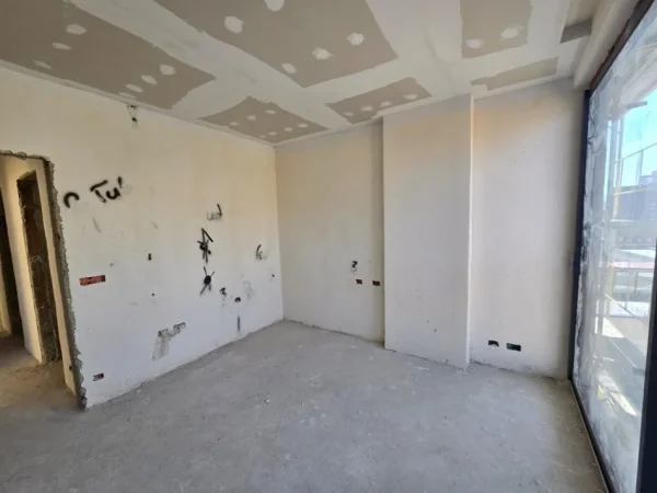 Tirane, shitet apartament 2+1+Ballkon , 272.000 € (9 kateshet)