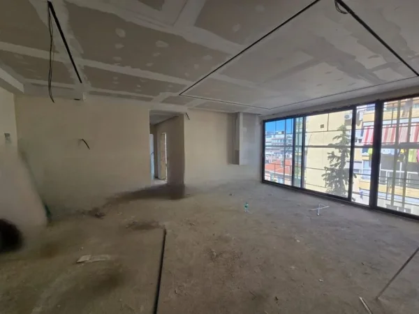 Tirane, shitet apartament 2+1+Ballkon , 272.000 € (9 kateshet)