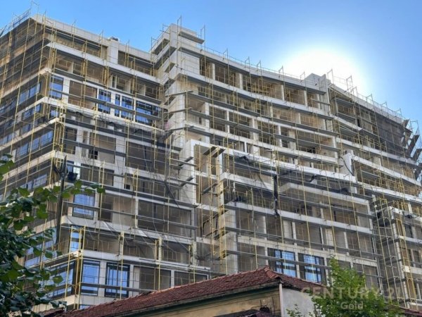 Tirane, shitet apartament 2+1+Ballkon , 272.000 € (9 kateshet)