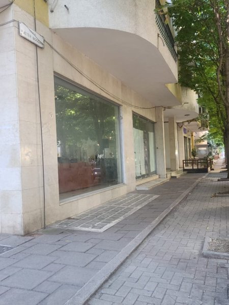 Tirane, jepet me qera ambjent biznesi Kati 0, 240 m² 3.000 € (BLLOK, RRUGA : PJETER BOGDANI)
