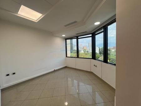 Tirane, jepet me qera zyre Kati 6, 110 m² 1.800 € (Bulevardi Dëshmorët e Kombit, Kullat Binjake)
