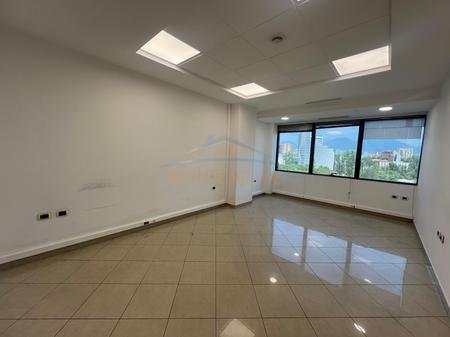 Tirane, jepet me qera zyre Kati 6, 110 m² 1.800 € (Bulevardi Dëshmorët e Kombit, Kullat Binjake)