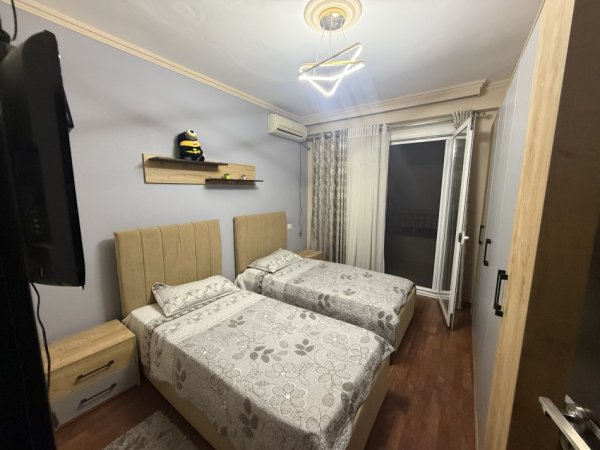 Tirane, jepet me qera apartament 2+1+Aneks+Ballkon Kati 6, 100 m² 600 € 