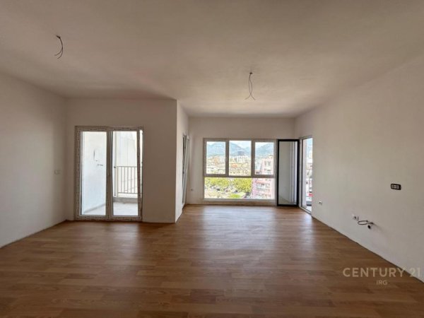 Tirane, jepet me qera apartament 2+1+Aneks+Ballkon Kati 8, 118 m² 700 € (Zogu i Zi)