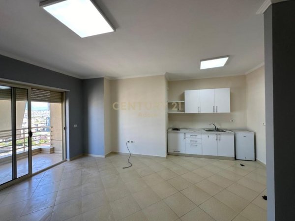Tirane, jepet me qera apartament 2+1 Kati 11, 112 m² 650 € (Stacioni i Trenit)