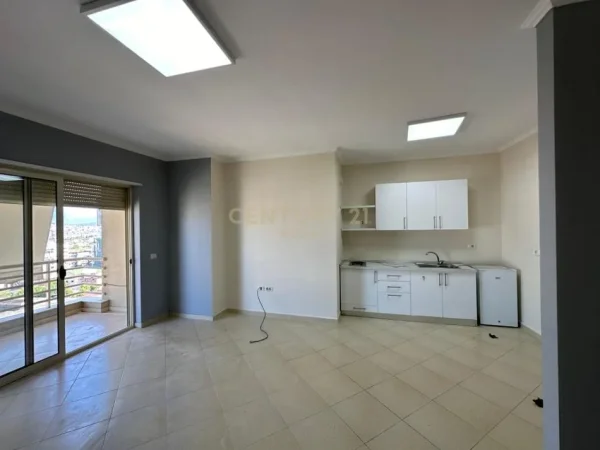Tirane, jepet me qera apartament 2+1 Kati 11, 112 m² 650 € (Stacioni i Trenit)