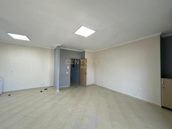 Tirane, jepet me qera apartament 2+1 Kati 11, 112 m² 650 € (Stacioni i Trenit)