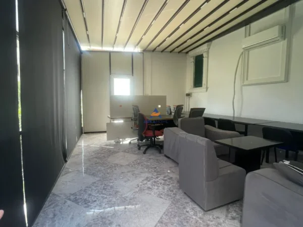 Tirane, jepet me qera ambjent biznesi Kati 1, 80 m² 5.000 € (Prane Hotel Impreator, 21 Dhjetori)