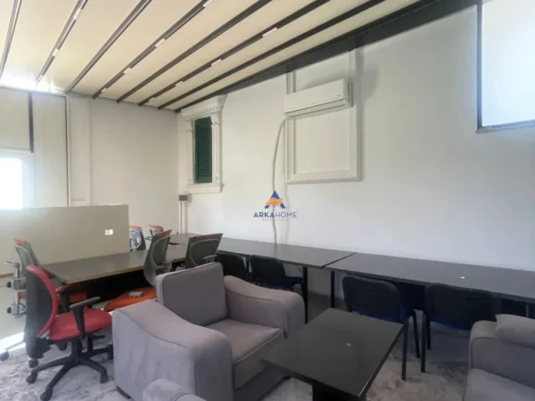 Tirane, jepet me qera ambjent biznesi Kati 1, 80 m² 5.000 € (Prane Hotel Impreator, 21 Dhjetori)