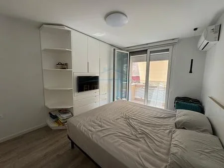 Tirane, jepet me qera apartament 2+1+Ballkon Kati 3, 91 m² 1.100 € (Blloku, Rruga Abdyl Frasheri)