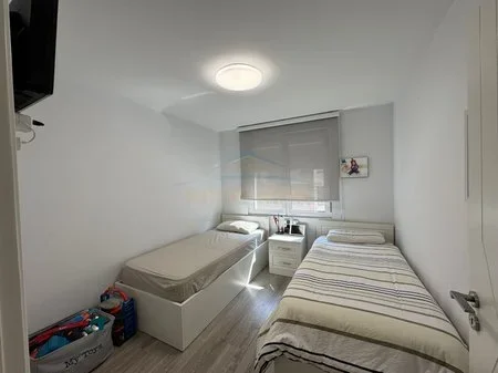 Tirane, jepet me qera apartament 2+1+Ballkon Kati 3, 91 m² 1.100 € (Blloku, Rruga Abdyl Frasheri)