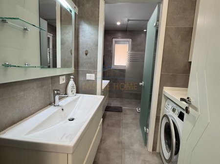 Tirane, jepet me qera apartament 2+1+Ballkon Kati 3, 91 m² 1.100 € (Blloku, Rruga Abdyl Frasheri)