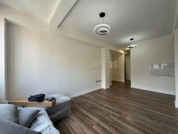Tirane, shes apartament 1+1 Kati 2, 54 m² 110.000 € (Xhamlliku)