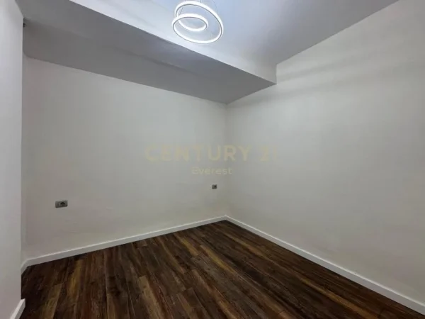 Tirane, shes apartament 1+1 Kati 2, 54 m² 110.000 € (Xhamlliku)