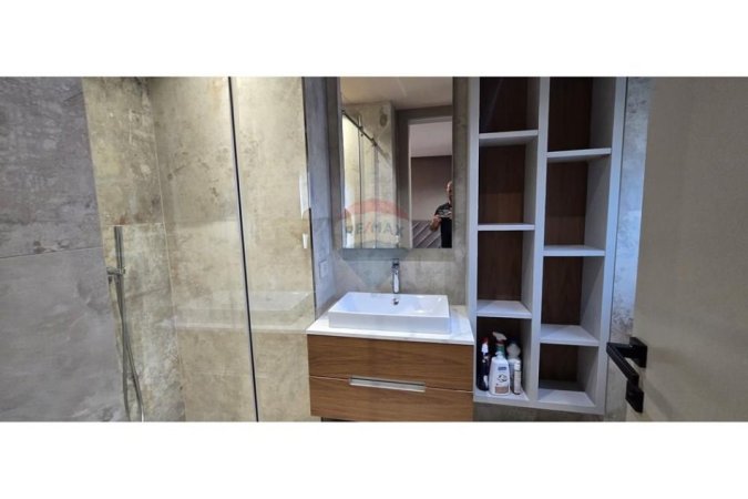 Tirane, jepet me qera apartament 2+1+2+ 2 Ballkone Kati 4, 123 m² 1.100 €