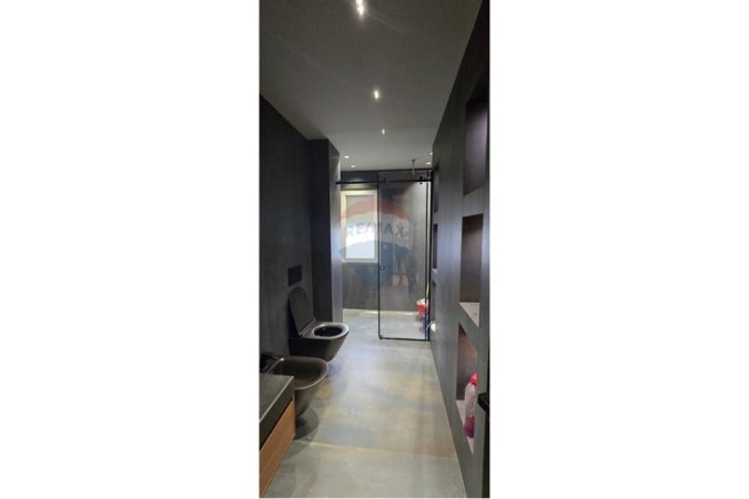 Tirane, jepet me qera apartament 2+1+2+ 2 Ballkone Kati 4, 123 m² 1.100 €
