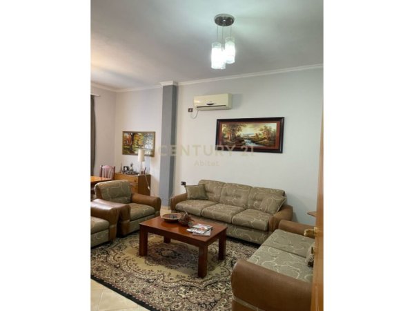 Tirane, jepet me qera apartament 2+1 Kati 3, 185 m² 700 € (Universiteti Ekonomik)