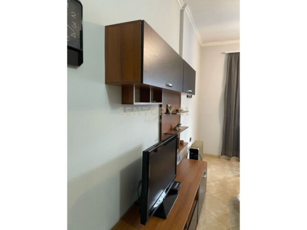 Tirane, jepet me qera apartament 2+1 Kati 3, 185 m² 700 € (Universiteti Ekonomik)