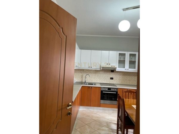Tirane, jepet me qera apartament 2+1 Kati 3, 185 m² 700 € (Universiteti Ekonomik)