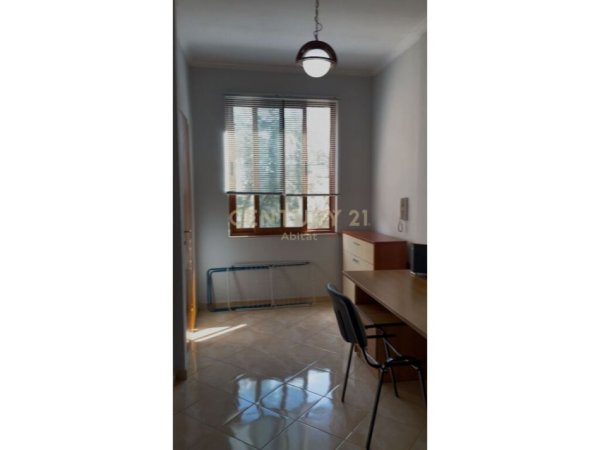 Tirane, jepet me qera apartament 2+1 Kati 3, 185 m² 700 € (Universiteti Ekonomik)