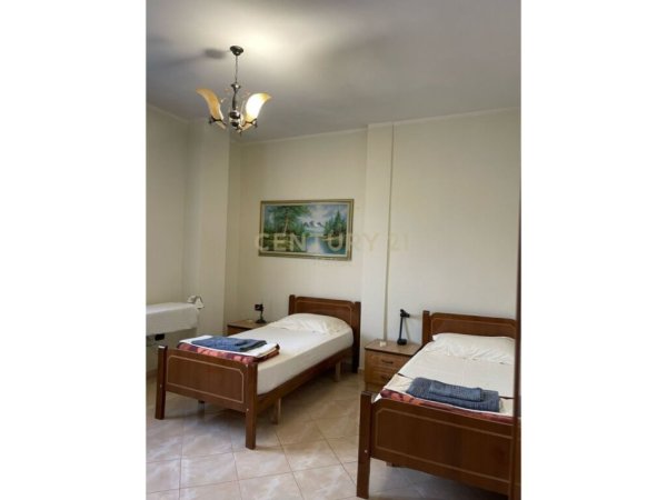 Tirane, jepet me qera apartament 2+1 Kati 3, 185 m² 700 € (Universiteti Ekonomik)