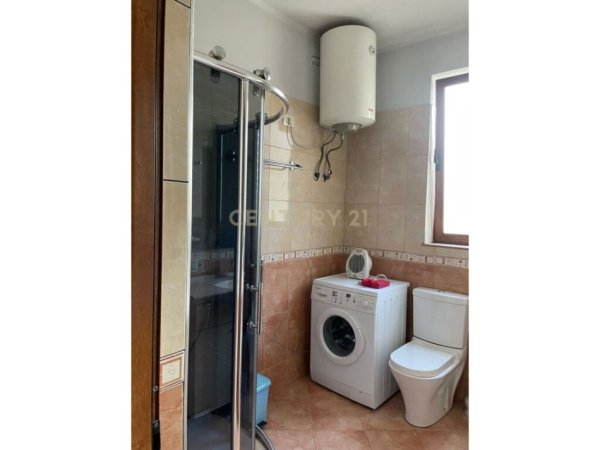 Tirane, jepet me qera apartament 2+1 Kati 3, 185 m² 700 € (Universiteti Ekonomik)