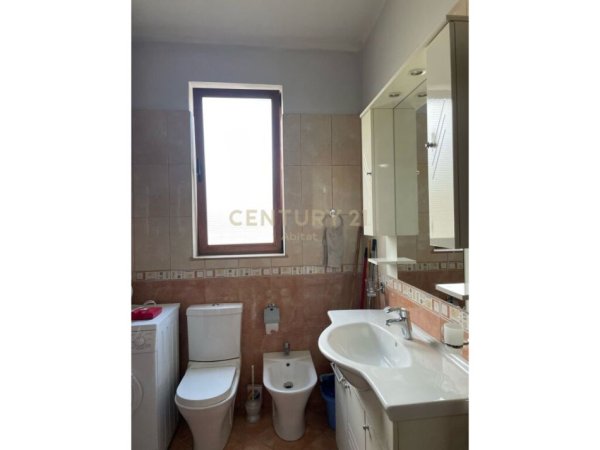 Tirane, jepet me qera apartament 2+1 Kati 3, 185 m² 700 € (Universiteti Ekonomik)
