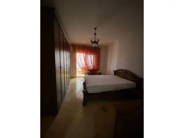 Tirane, jepet me qera apartament 1+1 Kati 5, 70 m² 450 € (Parku i Autobuzave)