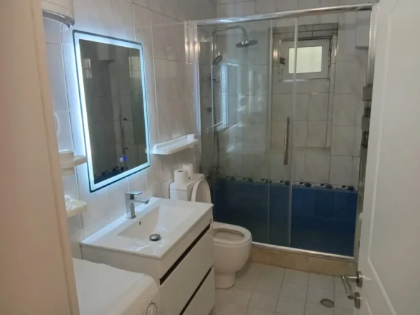 Tirane, jepet me qera apartament 2+1 Kati 1, 80 m² 600 € (Tefta Tashko, Pazari i Ri)